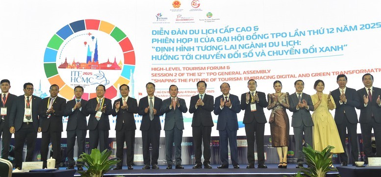 Phó thủ tướng và các đại biểu tham dự diễn đàn. Ảnh: VGP. Anh 1.jpg