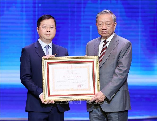 Tổng bí thư Tô Lâm trao tặng Danh hiệu Huân chương Lao động hạng Nhất cho Đài Truyền hình Việt Nam. Ảnh: Thống Nhất/TTXVN. Anh 1.jpg