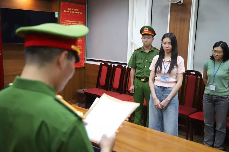 Nguyễn Thúc Thùy Tiên (Hoa hậu Hòa bình quốc tế 2021) tại thời điểm bị khởi tố. Ảnh: Bộ Công an. Anh 1.jpg