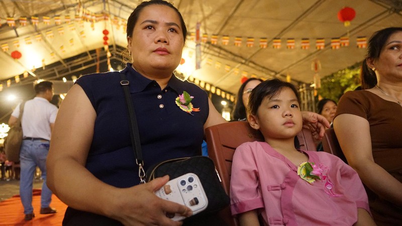 Chị Huệ và con gái xúc động trong nghi lễ bông hồng cài áo. Ảnh: Q.A. Anh 1.jpeg