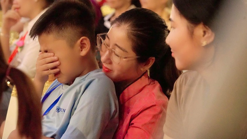 Cậu bé 10 tuổi bật khóc khi nghe sư thầy giảng về ý nghĩa của lễ Vu Lan. Ảnh: A.Q. Anh 1.jpeg
