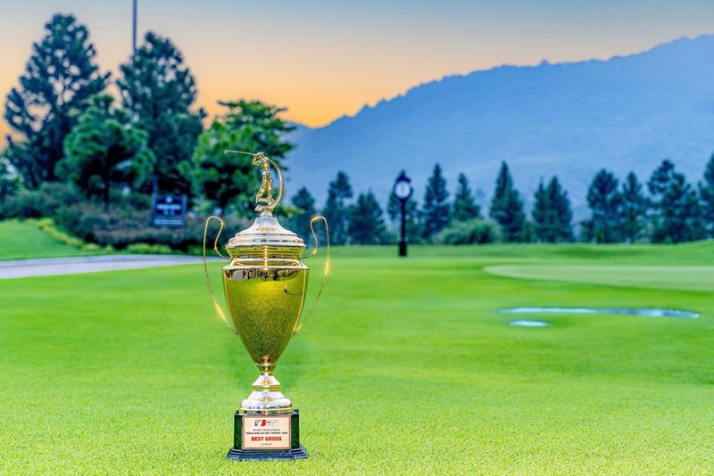Giải vô địch Best Gross dành cho golfer có thành tích tốt nhất gồm cup và nhiều phần quà hấp dẫn khác. Ảnh: Đình Huy. Anh 1.jpeg
