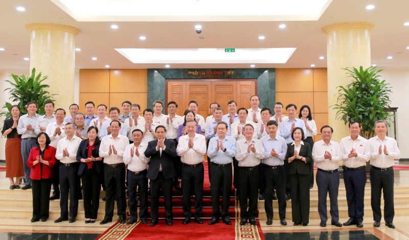 Tập thể Bộ Chính trị chụp ảnh lưu niệm cùng Ban Thường vụ Đảng ủy Quốc hội. Ảnh: dangcongsan.vn. Anh 1.jpg