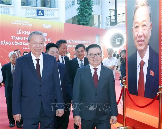 Tổng bí thư Tô Lâm và các đại biểu tại Lễ ra mắt Trang tin điện tử “Đảng Cộng sản Việt Nam- Đại hội XIV”. Ảnh: TTXVN. Anh 1.jpg