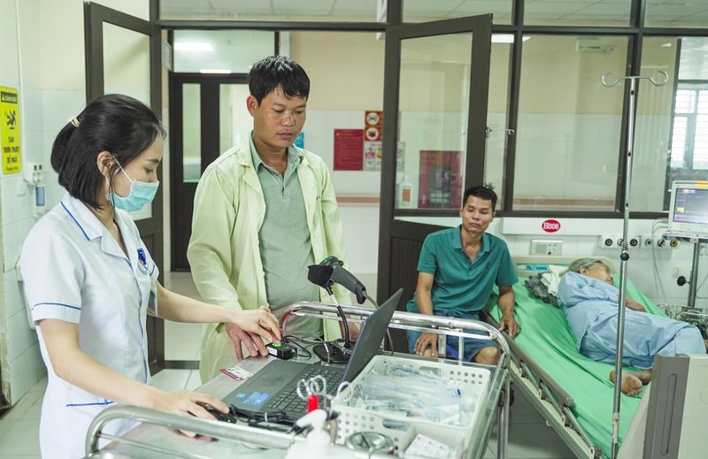Bác sĩ bệnh viện đa khoa tỉnh Hòa Bình ứng dụng chuyển đổi số vào thăm khám và chữa bệnh. Ảnh: Đình Huy. Anh 1.jpeg
