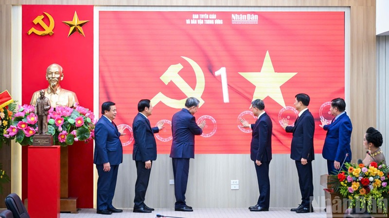 Tổng bí thư Tô Lâm cùng các lãnh đạo Đảng, Nhà nước kích hoạt Trang tin điện tử “Đảng Cộng sản Việt Nam- Đại hội XIV”. Ảnh: Báo Nhân Dân. Anh 1.jpg
