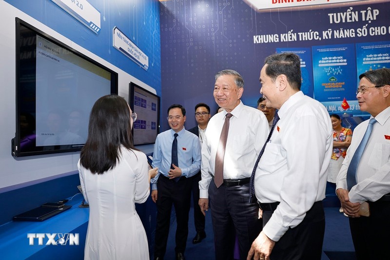 Tổng bí thư thăm quan gian trưng bày Quốc hội số tại Hội nghị. Ảnh: TTXVN. Anh 1.jpg