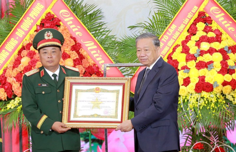 Tổng Bí thư Tô Lâm trao tặng Danh hiệu Anh hùng Lực lượng Vũ trang nhân dân cho Tổng cục Công nghiệp Quốc phòng. Ảnh: dangcongsan.vn. Anh 1.jpg