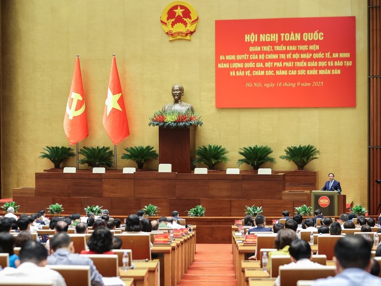Thủ tướng cho biết nghị quyết xác định 8 nhóm nhiệm vụ, giải pháp, gồm 5 nhóm chung và 3 nhóm riêng cho các bậc học. Ảnh: VGP. Anh 1.jpg