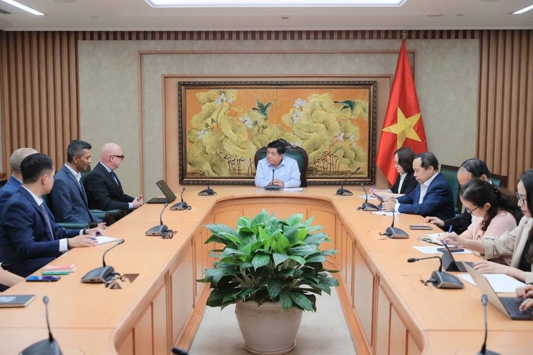 Lãnh đạo Trung tâm Thương mại thế giới Dubai (DWTC) trình bày với Phó thủ tướng Nguyễn Chí Dũng về mong muốn và kế hoạch tổ chức triển lãm GITEX Global. Ảnh: VGP. Anh 1.jpg