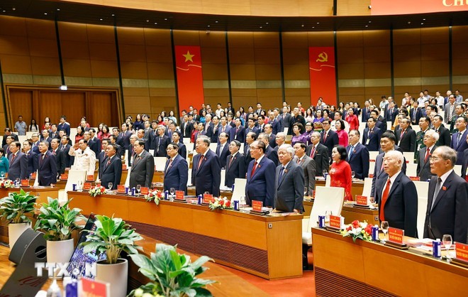 Tổng bí thư Tô Lâm cùng các lãnh đạo, nguyên lãnh đạo Đảng, Nhà nước và đại biểu thực hiện nghi thức chào cờ. Ảnh: TTXVN. Anh 1.jpg