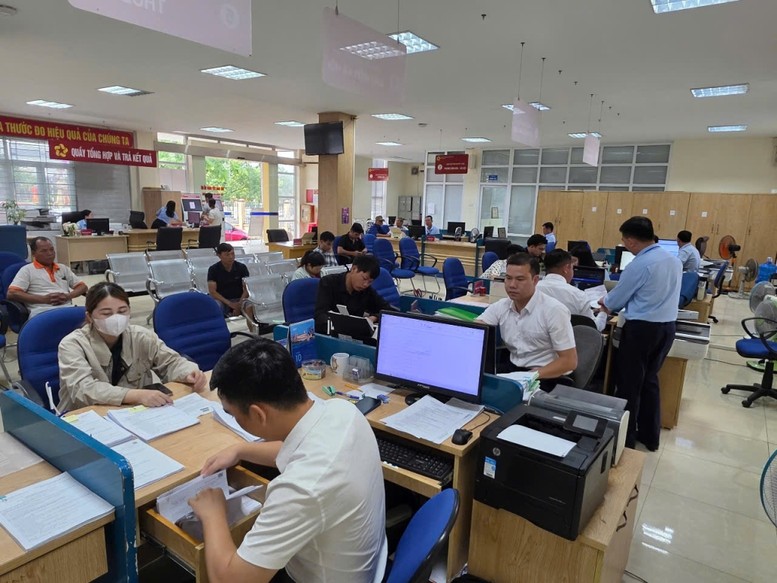 Xã Quảng Hà (tỉnh Quảng Ninh) giải quyết thủ tục hành chính cho người dân. Ảnh: Báo Quảng Ninh. Anh 1.jpg