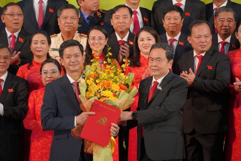 Chủ tịch Quốc hội Trần Thanh Mẫn chúc mừng tân Bí thư Lê Quang Tùng. Ảnh: VGP. Anh 1.jpg