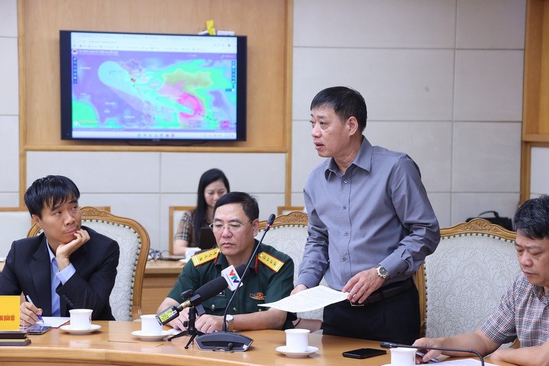 Ông Hoàng Đức Cường, Phó Cục trưởng Cục Khí tượng-Thủy văn thông tin tại cuộc họp. Ảnh: VGP. Anh 1.jpg