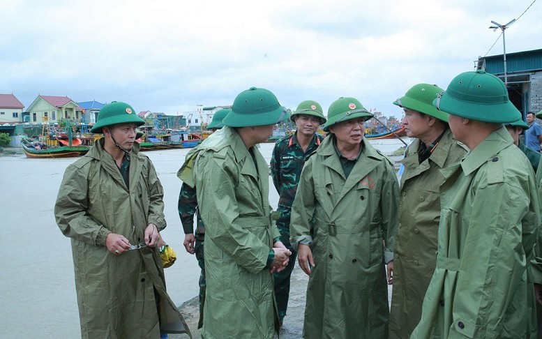 Phó thủ tướng Trần Hồng Hà kiểm tra công tác ứng phó bão số 10 tại cảng cá Chiến Thắng, xã Ngọc Bích, Nghệ An. Ảnh. Ảnh: VGP, Anh 1.jpg