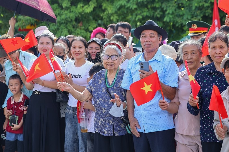 Người dân Phú Thọ dự khánh thành cầu Phong Châu mới. Ảnh: VGP. Anh 1.jpg