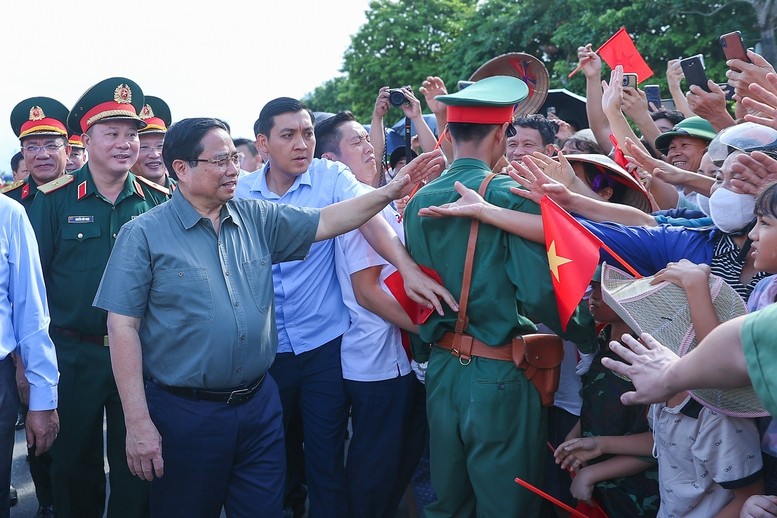 Người dân Phú Thọ chào đón Thủ tướng trong lễ khánh thành cầu Phong Châu mới. Ảnh: VGP. Anh 1.jpg
