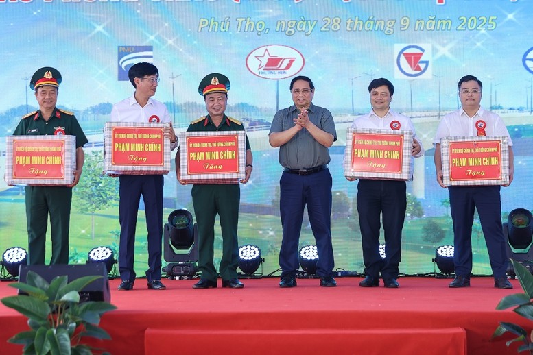 Thủ tướng Phạm Minh Chính trao quà tặng các tập thể, cá nhân có nhiều đóng góp trong xây dựng công trình. Ảnh: VGP. Anh 1.jpg