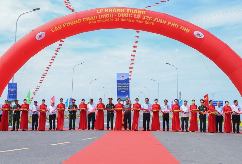 Thủ tướng Phạm Minh Chính và các đại biểu thực hiện nghi thức cắt băng khánh thành cầu Phong Châu. Ảnh: VGP. Anh 1.jpg