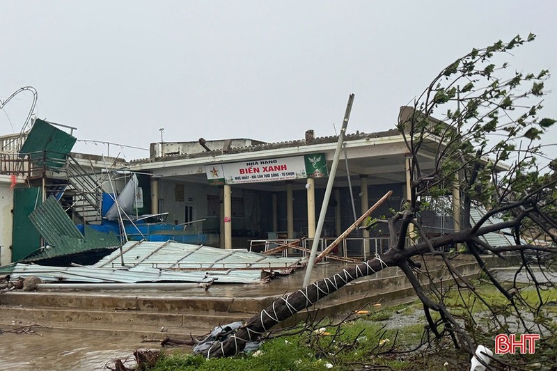 Tại khu vực biển Xuân Hải - xã Lộc Hà, nhiều hàng quán bị tốc mái, cây cối gãy đổ. Ảnh: Báo Hà Tĩnh. Anh 1.jpg