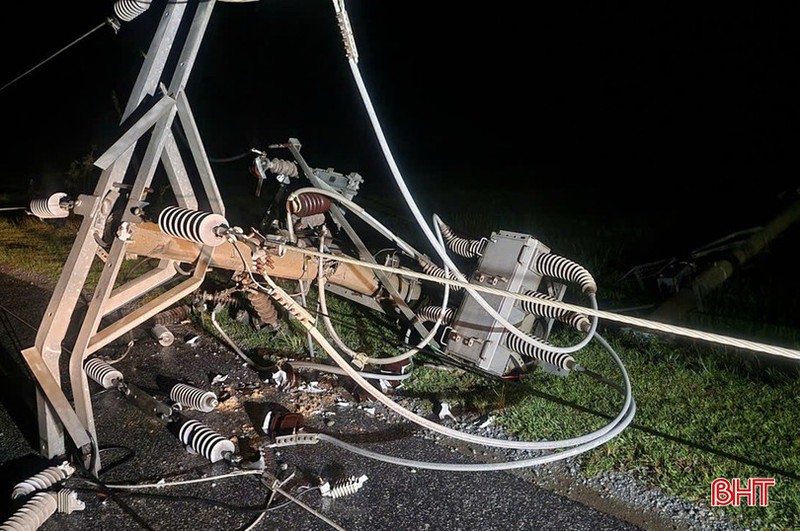 Cột điện 35 kv bị gãy, chắn ngang đường tại xã Thiên Cầm. Ảnh: Báo Hà Tĩnh. Anh 1.jpg