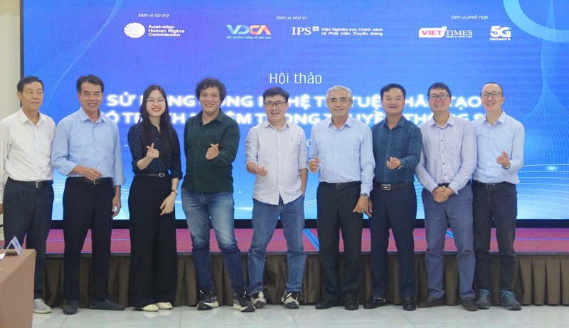 Lãnh đạo Hội truyền thông số Việt Nam cùng các chuyên gia, khách mời chụp ảnh lưu niệm. Anh 1.jpeg