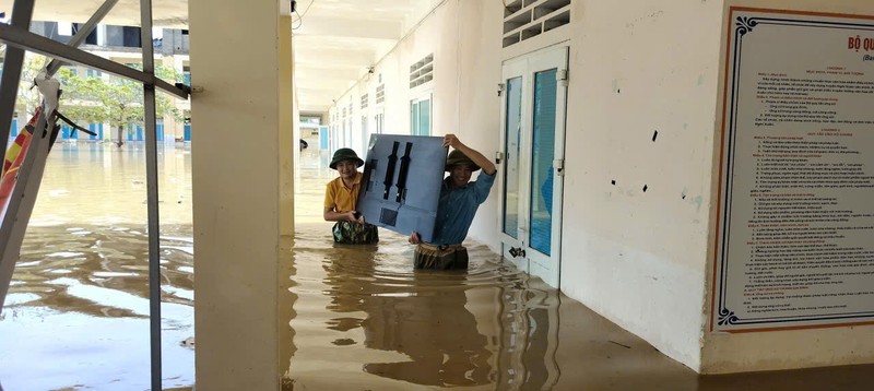 Trường THCS Lam Hồng, xã Nghi Xuân, Hà Tĩnh bị nước lũ tràn vào, ngập hết tầng 1. Ảnh: Vietnamnet. Anh 1.jpg