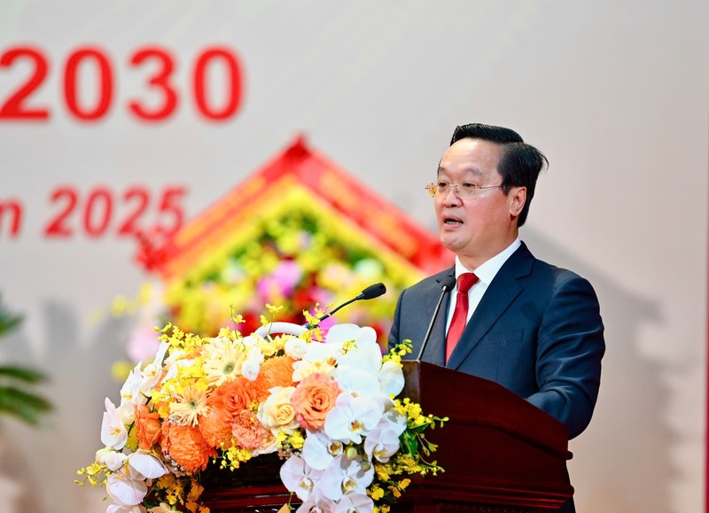 Ông Nguyễn Đức Trung thông báo kết quả Hội nghị Ban Chấp hành Đảng bộ tỉnh khóa XX, nhiệm kỳ 2025-2030 lần thứ nhất. Ảnh: Nghean.gov.vn. Anh 1.jpg