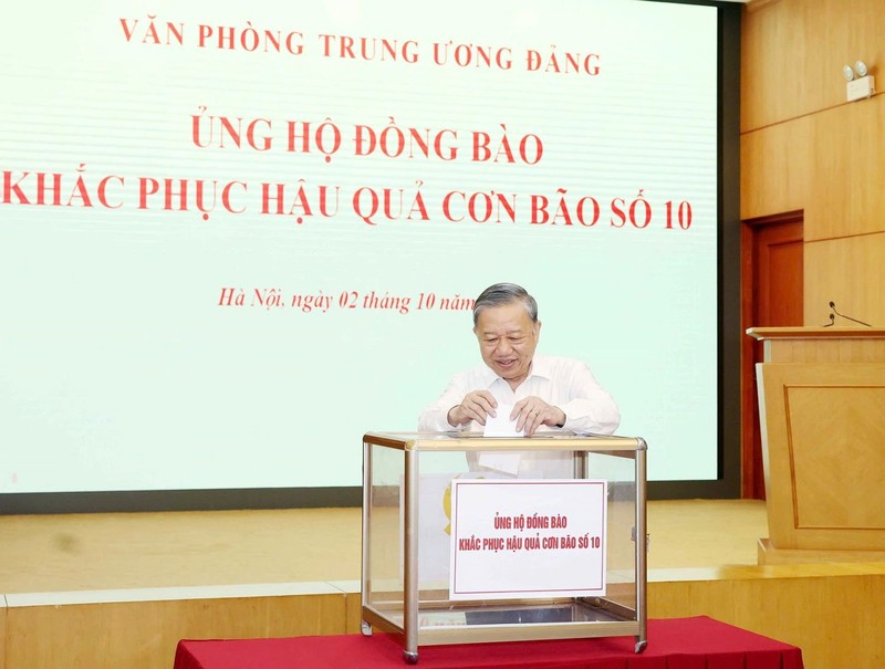 Tổng bí thư Tô Lâm ủng hộ đồng bào bị ảnh hưởng sau cơn bão số 10. Dangcongsan.gov.vn. Anh 1.jpg