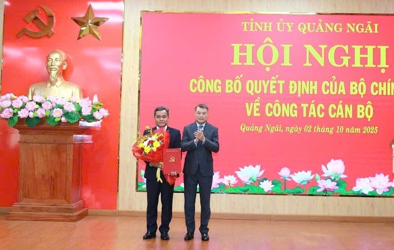 Trưởng Ban Tổ chức Trung ương Lê Minh Hưng trao quyết định của Bộ Chính trị cho ông Hồ Văn Niên. Ảnh: VGP. Anh 1.jpg
