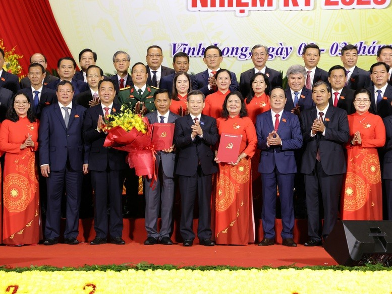 Bí thư Trung ương Đảng Lê Minh Trí chúc mừng Bí thư Tỉnh ủy Vĩnh Long Trần Văn Lâu và các Phó bí thư tỉnh này. Ảnh: VGP. Anh 1.jpg