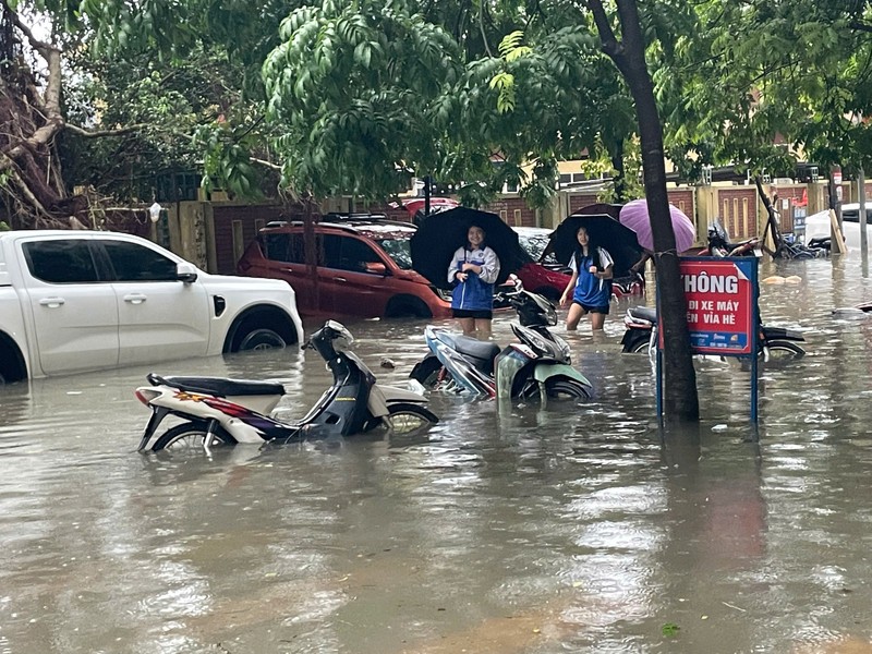 Cơn bão số 10 khiến nhiều xã, phường trên địa bàn TP Hà Nội bị ngập nặng. Ảnh: Lệ Trần. Anh 1.jpeg