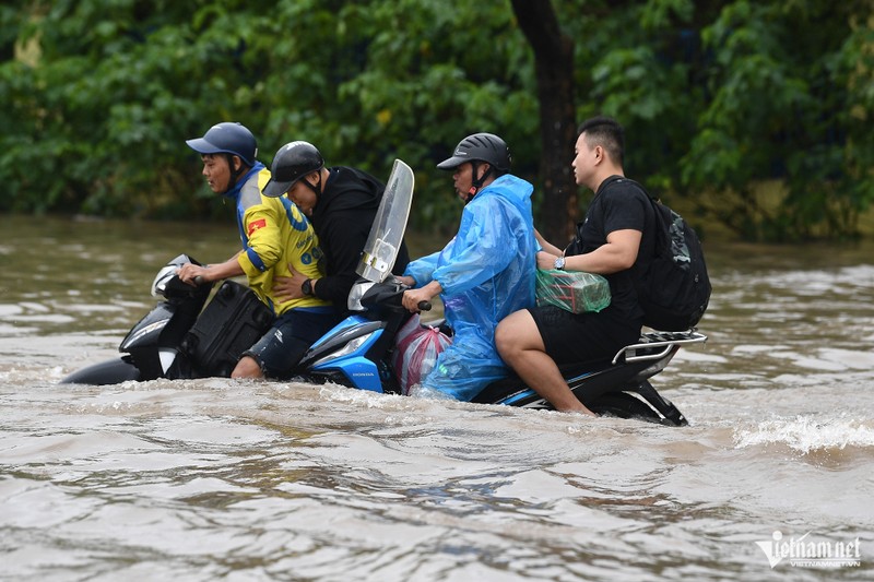 Mưa lớn gây ngập lụt ở Hà Nội sáng 7/10. Ảnh: Báo Vietnamnet. Anh 1.jpg
