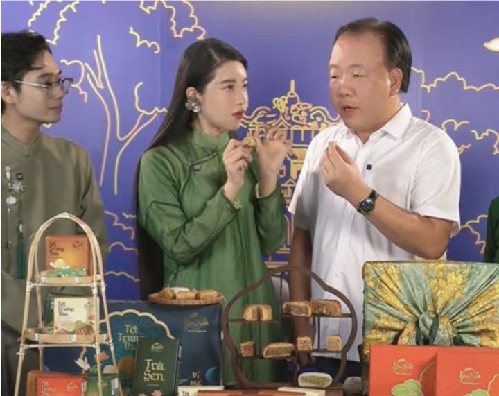 Ông Trần Hữu Linh – Cục trưởng Quản lý và Phát triển Thị trường Trong nước (áo trắng) – xuất hiện trong phiên livestream. Ảnh: Chụp màn hình. Anh 1.jpg