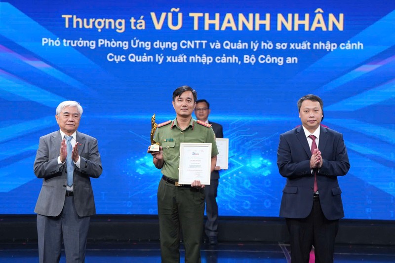 Thượng tá Vũ Thanh Nhân, Phó Trưởng phòng Ứng dụng CNTT và Quản lý hồ sơ xuất nhập cảnh (Cục Quản lý xuất nhập cảnh, Bộ Công an) là một trong ba cá nhân được vinh danh cá nhân trong giải VDA 2025. Anh 1.jpeg