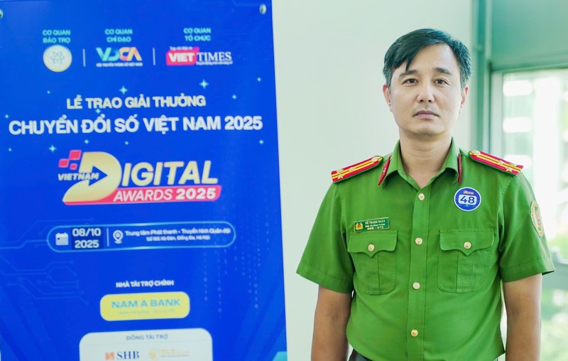 Thượng tá Nhân chia sẻ với phóng viên VietTimes. Ảnh: Đình Huy. Anh 1.jpeg