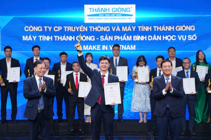 Ông Lại Hoàng Dương nhận giải Sản phẩm, giải pháp chuyển đổi số vì cộng đồng với dự án Máy tính Thánh Gióng – sản phẩm “Bình dân học vụ số” Make in Vietnam. Anh 1.jpeg