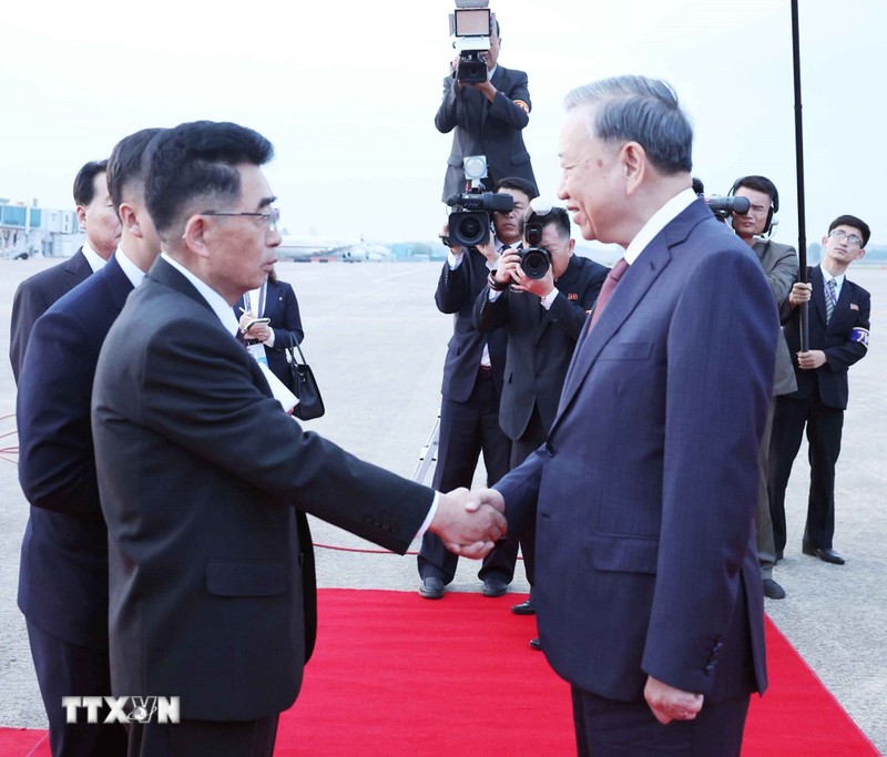 Ủy viên dự khuyết Bộ Chính trị, Ủy viên Quốc vụ, Trưởng ban Quốc tế - Ban Chấp hành Trung ương Đảng Lao động Triều Tiên Kim Song-nam đón Tổng bí thư Tô Lâm tại sân bay quốc tế Bình Nhưỡng. Ảnh: TTXVN. Anh 1.jpg