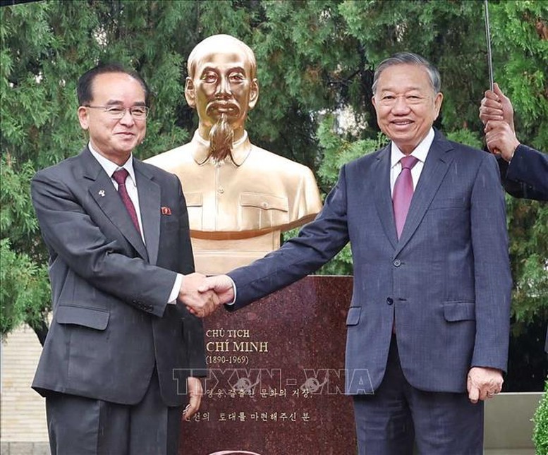 Tổng bí thư Tô Lâm và đồng chí Cho Yong Won tại Tượng đài Chủ tịch Hồ Chí Minh. Ảnh: TTXVN. Anh 1.jpg