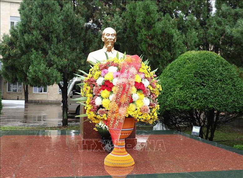 Tượng đài Chủ tịch Hồ Chí Minh trong khuôn viên Đại sứ quán Việt Nam tại Triều Tiên. Ảnh: TTXVN. Anh 1.jpg