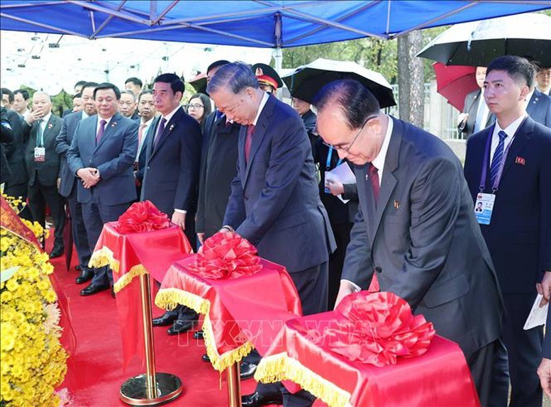 Tổng bí thư Tô Lâm và các đại biểu thực hiện nghi thức khánh thành Tượng đài Chủ tịch Hồ Chí Minh. Ảnh: TTXVN. Anh 1.jpg