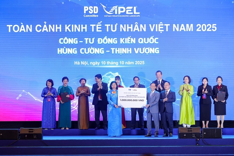 Các đại biểu ủng hộ đồng bào bị ảnh hưởng của thiên tai, bão lũ tại tỉnh Thái Nguyên - Ảnh: VGP. Anh 1.jpg