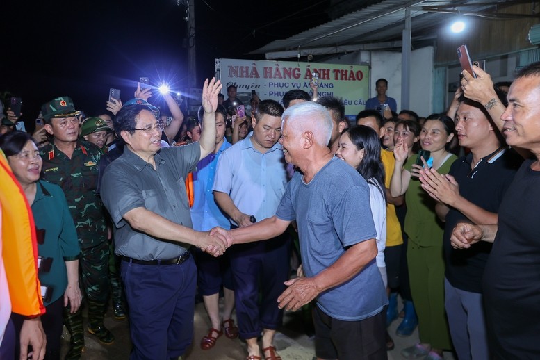 Thủ tướng thăm hỏi, động viên bà con vùng lũ tại Hà Nội. Ảnh: VGP. Anh 2.jpg