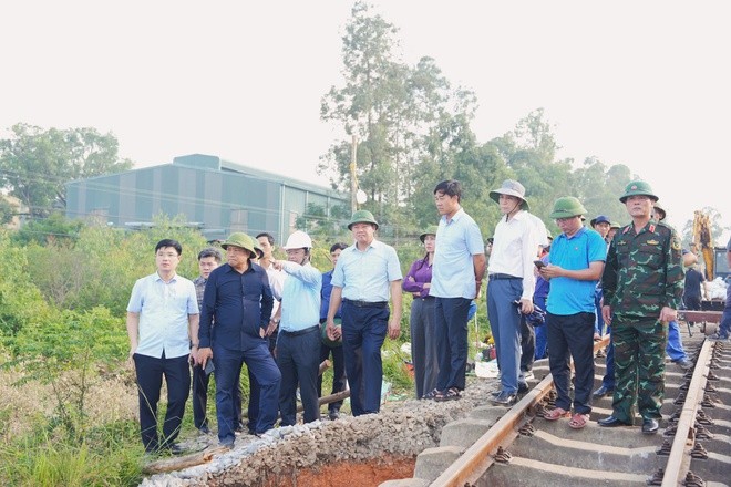 Chủ tịch UBND thành phố Trần Sỹ Thanh cùng Đoàn công tác tới kiểm tra hiện trường các điểm sạt lở đường sắt qua địa bàn xã Trung Giã. Ảnh: Hanoi.gov.vn. Anh 1.jpg
