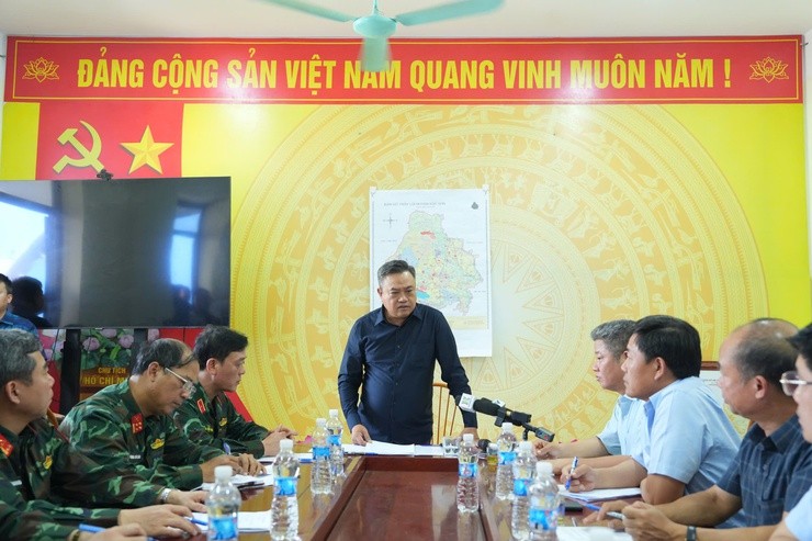 Chủ tịch TP Hà Nội Trần Sỹ Thanh làm việc sau khi đi kiểm tra địa bàn ngập lụt tại hai xã Đa Phúc và Trung Giã. Ảnh: Hanoi.gov.vn. Anh 1.jpg