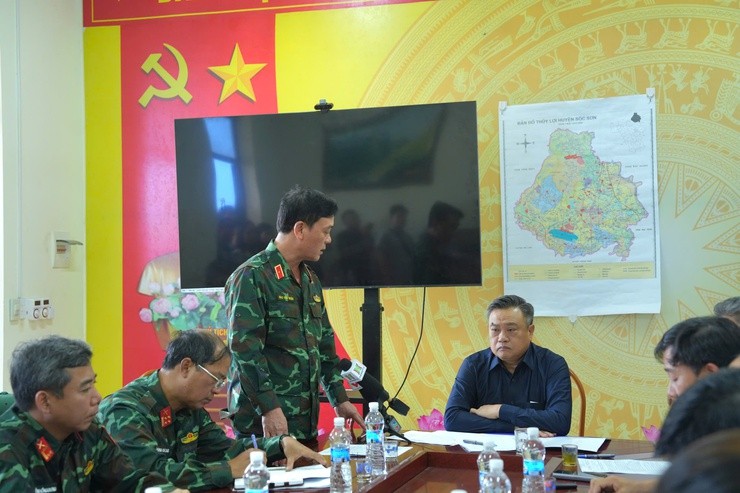 Thiếu tướng Đào Văn Nhận - Tư lệnh Bộ Tư lệnh Thủ đô Hà Nội báo cáo lãnh đạo UBND thành phố về công tác huy động lực lượng, cứu nạn cứu hộ. Ảnh: Hanoi.gov.vn. Anh 1.jpg