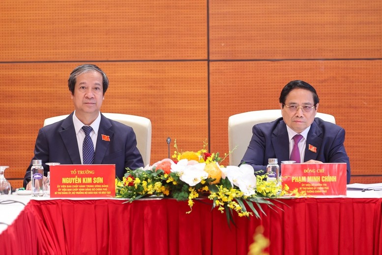 Thủ tướng Phạm Minh Chính và Bộ trưởng Bộ Giáo dục và Đào tạo Nguyễn Kim Sơn thảo luận tại tổ về các văn kiện Đại hội và dự thảo các văn kiện trình Đại hội XIV của Đảng. Ảnh: VGP/ Anh 1.jpg