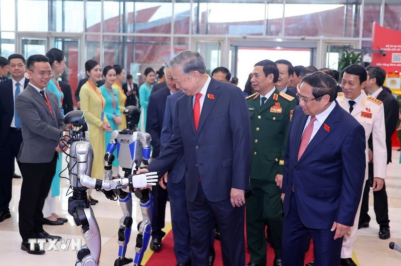 Tổng bí thư Tô Lâm bắt tay robot tại triển lãm. Ảnh: TTXVN. Anh 1.jpg