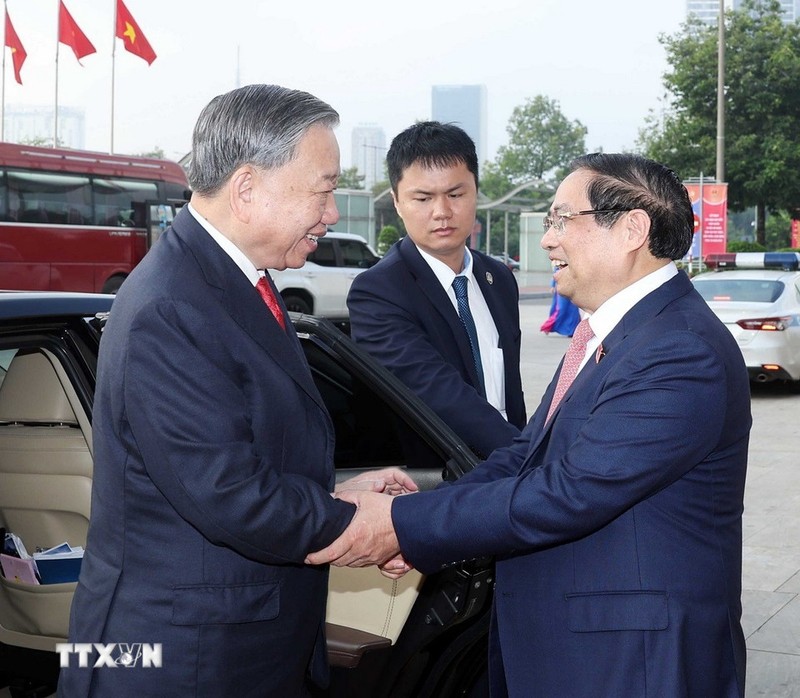 Sáng 13/10, tại Hà Nội, Tổng bí thư Tô Lâm cùng các lãnh đạo, nguyên lãnh đạo Đảng và Nhà nước đến dự Đại hội đại biểu Đảng bộ Chính phủ lần thứ nhất, nhiệm kỳ 2025 -2030. Trong ảnh Thủ tướng Phạm Minh Chính đón Tổng bí thư đến dự. Ảnh: TTXVN. Anh 1.jpg