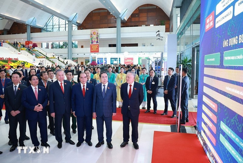 Tổng bí thư Tô Lâm tham quan triển lãm thành tựu phát triển khoa học, công nghệ và đổi mới sáng tạo và chuyển đổi số của Chính phủ. Ảnh: TTXVN. Anh 1.jpg
